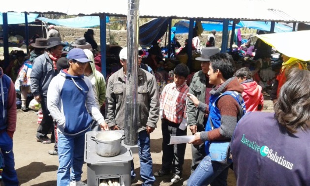 Se promociona el uso de cocinas mejoradas en las ferias locales de Lambayeque y Ayacucho