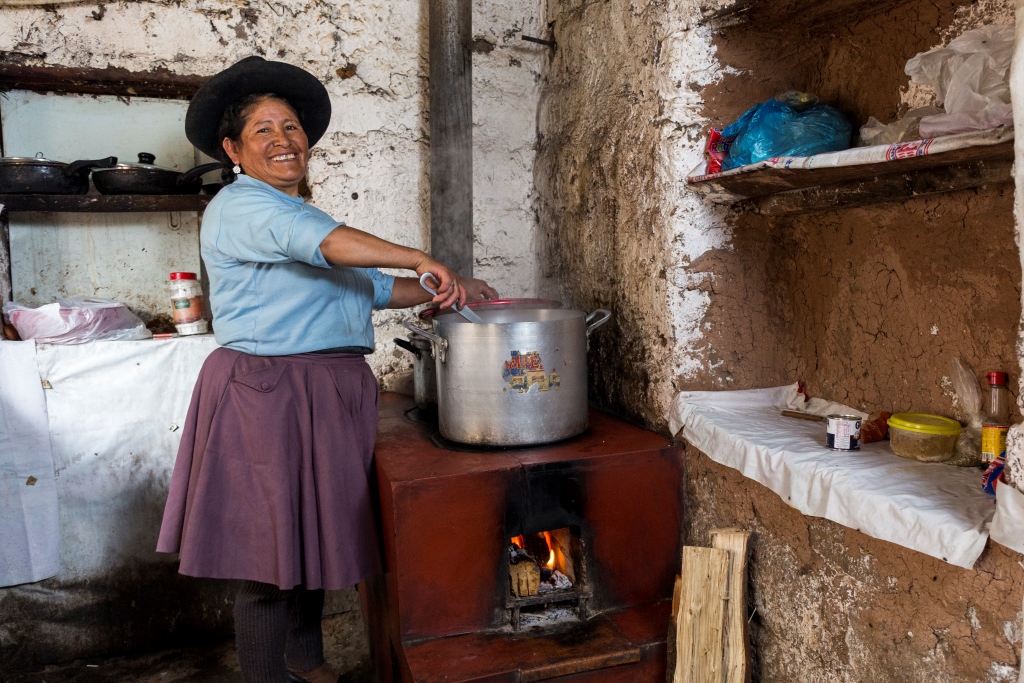 CEDELSA SUMA DELGADO, dueña de un restaurante en el centro poblado de Acopia, Acomayo, Cusco